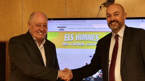 El director de Catalunya Ràdio i dels Mitjans Digitals de la CCMA, Saül Gordillo, presenta el projecte digital Els himnes del futbol català al president de la Federació Catalana de Futbol, Joan Soteras, acompanyat de Xavi Campos, Bernat Soler i David Clupés, del departament d’Esports, i amb el col·laborador Jordi Mèlich. Barcelona. 19 de novembre de 2021