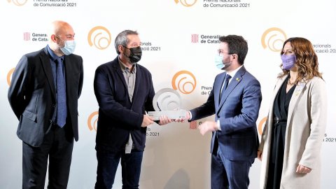 El director de Catalunya Ràdio i dels Mitjans Digitals de la CCMA, Saül Gordillo, i el director de Crims, Carles Porta, reben el Premi Nacional de Comunicació 2021 de ràdio de mans del president Pere Aragonès, al Palau de la Generalitat. Barcelona. 23 de novembre de 2021