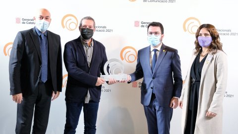 El director de Catalunya Ràdio i dels Mitjans Digitals de la CCMA, Saül Gordillo, i el director de Crims, Carles Porta, reben el Premi Nacional de Comunicació 2021 de ràdio de mans del president Pere Aragonès, al Palau de la Generalitat. Barcelona. 23 de novembre de 2021