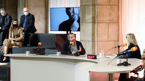 El director de Catalunya Ràdio i dels Mitjans Digitals de la CCMA, Saül Gordillo, i el director de Crims, Carles Porta, reben el Premi Nacional de Comunicació 2021 de ràdio de mans del president Pere Aragonès, al Palau de la Generalitat. Barcelona. 23 de novembre de 2021