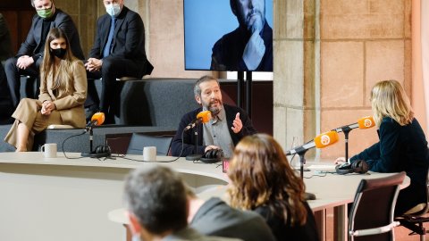 El director de Catalunya Ràdio i dels Mitjans Digitals de la CCMA, Saül Gordillo, i el director de Crims, Carles Porta, reben el Premi Nacional de Comunicació 2021 de ràdio de mans del president Pere Aragonès, al Palau de la Generalitat. Barcelona. 23 de novembre de 2021