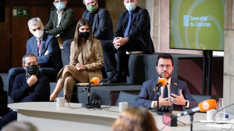 El director de Catalunya Ràdio i dels Mitjans Digitals de la CCMA, Saül Gordillo, i el director de Crims, Carles Porta, reben el Premi Nacional de Comunicació 2021 de ràdio de mans del president Pere Aragonès, al Palau de la Generalitat. Barcelona. 23 de novembre de 2021