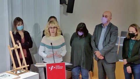 El XVI Memorial Joan Gomis premia el projecte radiofònic titulat ‘Mares migrants: “Quan puges en una pastera et poden robar i violar alhora”, realitzat pel programa Solidaris de Catalunya Ràdio. Recullen el premi Mercè Folch, Mireia Izard, Mònica Roca i Dolors Juanola, de l’equip del programa, i Saül Gordillo i Laura Marín, de la direcció de Catalunya Ràdio, al Col·legi de Periodistes. Barcelona. 25 de novembre de 2021
