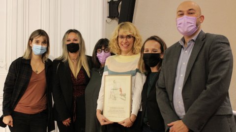 El XVI Memorial Joan Gomis premia el projecte radiofònic titulat ‘Mares migrants: “Quan puges en una pastera et poden robar i violar alhora”, realitzat pel programa Solidaris de Catalunya Ràdio. Recullen el premi Mercè Folch, Mireia Izard, Mònica Roca i Dolors Juanola, de l’equip del programa, i Saül Gordillo i Laura Marín, de la direcció de Catalunya Ràdio, al Col·legi de Periodistes. Barcelona. 25 de novembre de 2021