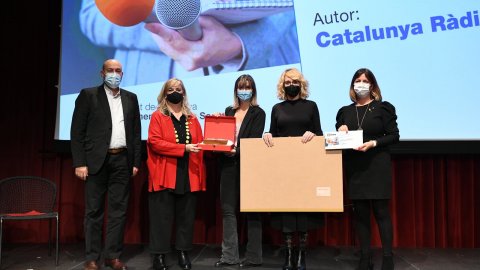 Catalunya Ràdio rep el Premi de Civisme 2021 en la modalitat de mitjans de comunicació pel programa ‘Mares migrants’ de Solidaris, de mans del Departament de Drets Socials de la Generalitat de Catalunya. Centre Cultural el Born. Barcelona. 29 de novembre de 2021