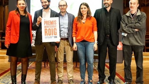 Premi especial del jurat a la trajectòria del programa 'Solidaris' de Catalunya Ràdio dels Premis Montserrat Roig de Periodisme 2018, amb Albert Segura i Carla Verdés. Barcelona. 11 d'abril de 2019