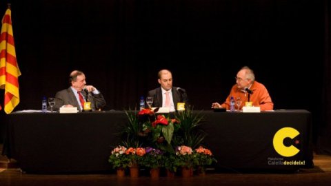 Debat entre Iñaki Anasagasti, senador del PNB, i Manuel Mas, diputat del PSC al Congrés, sobre el dret de decidir a l'Orfeó Calellenc, moderat per Saül Gordillo i organitzat per la Plataforma Calella Decideix. 21 de gener de 2010 