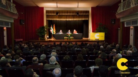 Debat entre Iñaki Anasagasti, senador del PNB, i Manuel Mas, diputat del PSC al Congrés, sobre el dret de decidir a l'Orfeó Calellenc, moderat per Saül Gordillo i organitzat per la Plataforma Calella Decideix. 21 de gener de 2010 