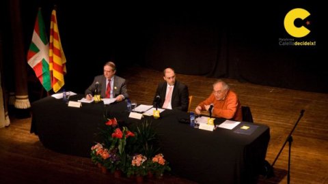 Debat entre Iñaki Anasagasti, senador del PNB, i Manuel Mas, diputat del PSC al Congrés, sobre el dret de decidir a l'Orfeó Calellenc, moderat per Saül Gordillo i organitzat per la Plataforma Calella Decideix. 21 de gener de 2010 