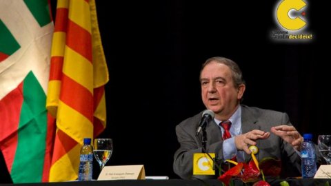 Debat entre Iñaki Anasagasti, senador del PNB, i Manuel Mas, diputat del PSC al Congrés, sobre el dret de decidir a l'Orfeó Calellenc, moderat per Saül Gordillo i organitzat per la Plataforma Calella Decideix. 21 de gener de 2010 