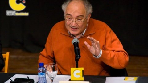 Debat entre Iñaki Anasagasti, senador del PNB, i Manuel Mas, diputat del PSC al Congrés, sobre el dret de decidir a l'Orfeó Calellenc, moderat per Saül Gordillo i organitzat per la Plataforma Calella Decideix. 21 de gener de 2010 
