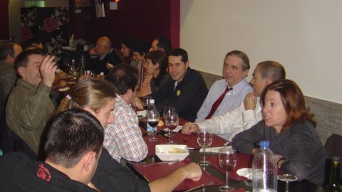 Sopar posterior al debat entre Iñaki Anasagasti, senador del PNB, i Manuel Mas, diputat del PSC al Congrés, sobre el dret de decidir a l'Orfeó Calellenc, moderat per Saül Gordillo i organitzat per la Plataforma Calella Decideix. 21 de gener de 2010 