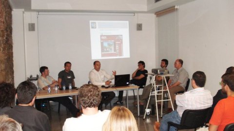  Presentació experiència dels mapes dels #nousajuntaments a l'antic ajuntament de Calella en el marc de la cinquena jornada Llopasfera, que aplega iniciatives digitals de la ciutat. Calella. 15 de juliol de 2011 