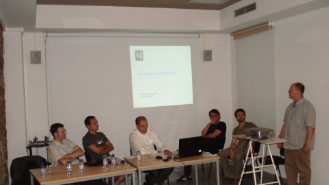  Presentació experiència dels mapes dels #nousajuntaments a l'antic ajuntament de Calella en el marc de la cinquena jornada Llopasfera, que aplega iniciatives digitals de la ciutat. Calella. 15 de juliol de 2011 