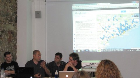  Presentació experiència dels mapes dels #nousajuntaments a l'antic ajuntament de Calella en el marc de la cinquena jornada Llopasfera, que aplega iniciatives digitals de la ciutat. Calella. 15 de juliol de 2011 