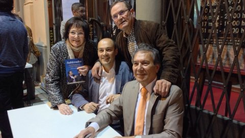 Presentació del llibre 'Revoltats' 'Sublevados' al Teatre Orfeó de Calella amb Justo Molinero. Teatre ple a vessar i cues de gent per la signatura d'exemplars al carrer. Acte organitzat per Òmnium Cultural Montnegre amb la col·laboració de la llibreria La Llopa. Calella. 18 d'abril del 2015 