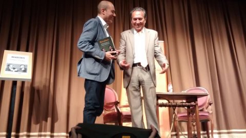 Presentació del llibre 'Revoltats' 'Sublevados' al Teatre Orfeó de Calella amb Justo Molinero. Teatre ple a vessar i cues de gent per la signatura d'exemplars al carrer. Acte organitzat per Òmnium Cultural Montnegre amb la col·laboració de la llibreria La Llopa. Calella. 18 d'abril del 2015 