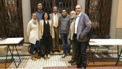 Presentació del llibre 'Revoltats' 'Sublevados' al Teatre Orfeó de Calella amb Justo Molinero. Teatre ple a vessar i cues de gent per la signatura d'exemplars al carrer. Acte organitzat per Òmnium Cultural Montnegre amb la col·laboració de la llibreria La Llopa. Calella. 18 d'abril del 2015 