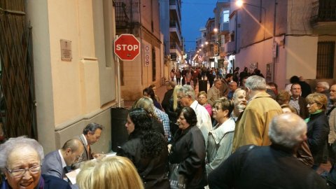Presentació del llibre 'Revoltats' 'Sublevados' al Teatre Orfeó de Calella amb Justo Molinero. Teatre ple a vessar i cues de gent per la signatura d'exemplars al carrer. Acte organitzat per Òmnium Cultural Montnegre amb la col·laboració de la llibreria La Llopa. Calella. 18 d'abril del 2015 