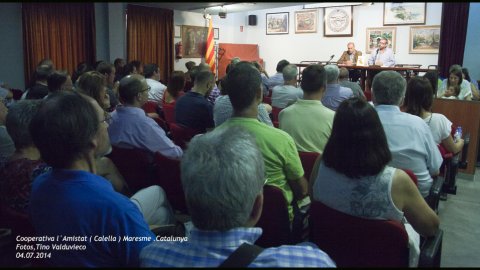 Presentació del llibre Sobirania.cat, del periodista Saül Gordillo, a Calella amb l'expresident del Parlament de Catalunya Ernest Benach. Casal l'Amistat. Calella. Maresme. 4 de juliol de 2014