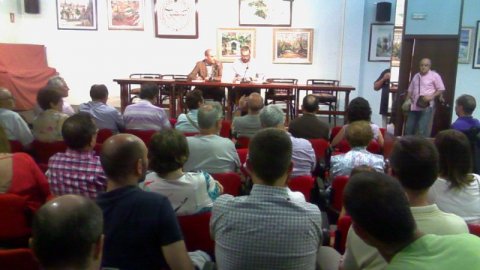 Presentació del llibre Sobirania.cat, del periodista Saül Gordillo, a Calella amb l'expresident del Parlament de Catalunya Ernest Benach. Casal l'Amistat. Calella. Maresme. 4 de juliol de 2014
