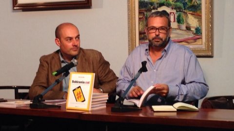 Presentació del llibre Sobirania.cat, del periodista Saül Gordillo, a Calella amb l'expresident del Parlament de Catalunya Ernest Benach. Casal l'Amistat. Calella. Maresme. 4 de juliol de 2014