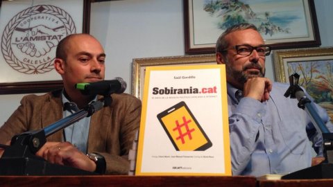 Presentació del llibre Sobirania.cat, del periodista Saül Gordillo, a Calella amb l'expresident del Parlament de Catalunya Ernest Benach. Casal l'Amistat. Calella. Maresme. 4 de juliol de 2014