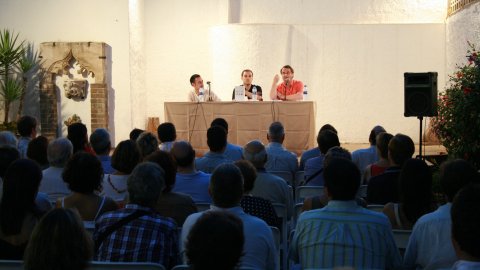 Presentació del llibre Nació.cat al Museu-Arxiu de Calella, amb Saül Gordillo, l'economista Ramon Tremosa i el director de Vilaweb, Vicent Partal. Calella. 19 de juliol de 2007