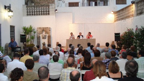 Presentació del llibre Nació.cat al Museu-Arxiu de Calella, amb Saül Gordillo, l'economista Ramon Tremosa i el director de Vilaweb, Vicent Partal. Calella. 19 de juliol de 2007