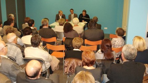 Presentació de la reedició del llibre de Francesc Grau Dues línies terriblement paral·leles, a la Biblioteca Mas Salvador de la Plaça, amb Joan Ferrer, Saül Gordillo i l'alcalde, Josep Maria Juhé. Calella. 13 de novembre de 2009