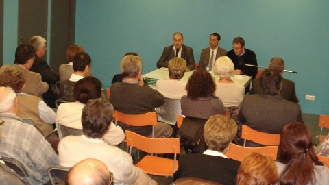 Presentació de la reedició del llibre de Francesc Grau Dues línies terriblement paral·leles, a la Biblioteca Mas Salvador de la Plaça, amb Joan Ferrer, Saül Gordillo i l'alcalde, Josep Maria Juhé. Calella. 13 de novembre de 2009