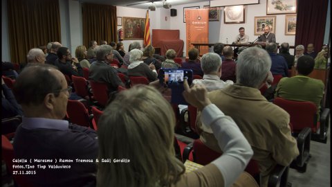 Presentació del llibre de l'eurodiputat Ramon Tremosa 'Let Catalonia vote', al Casal l'Amistat de Calella, amb el periodista Saül Gordillo, organitzada per Òmnium Cultural i la llibreria La Llopa. Calella. 27 de novembre del 2015 