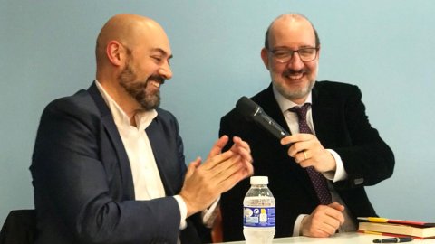 El director de Catalunya Ràdio, Saül Gordillo, presenta el llibre del periodista Antoni Bassas 'Bon dia, són les vuit!' a la Biblioteca de Calella. 6 d'abril de 2018 