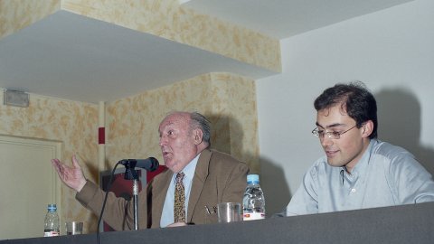 Presentació del llibre de memòries 'De tots colors', de Fabià Estapé, a la sala d'actes de l'Esplai de la Caixa de Calella, amb el periodista Saül Gordillo. Calella. 8 de maig del 2000 