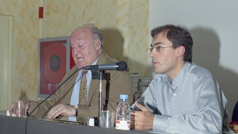 Presentació del llibre de memòries 'De tots colors', de Fabià Estapé, a la sala d'actes de l'Esplai de la Caixa de Calella, amb el periodista Saül Gordillo. Calella. 8 de maig del 2000 
