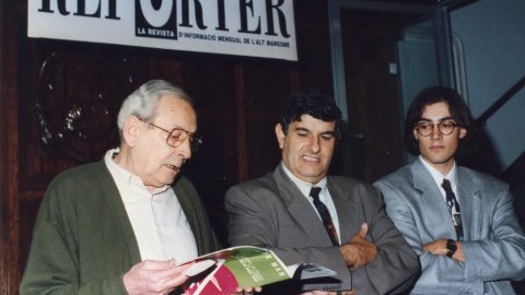 Presentació de la revista d'informació de l'Alt Maresme Repòrter a l'Ajuntament de Calella, amb l'alcalde de Calella, Joaquim Rey, l'escriptor Francesc Grau, el coordinador de Repòrter, Antoni Fuentes, el periodista Saül Gordillo, la dissenyadora Carme Guri i el periodista Pep Montes. 12 de juny de 1992