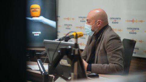 El director de Catalunya Ràdio i dels Mitjans Digitals de la CCMA, Saül Gordillo, entrevistat per Joan Botta a El suplement de Catalunya Ràdio en el programa especial per La Marató dels 30 anys dedicada a la salut mental. Barcelona. 19 de desembre de 2021