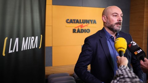 Signatura de Joan Camp, de La Mira, i el director de Catalunya Ràdio, Saül Gordillo, de l’acord per impulsar els Premis Sonor, els primers premis de podcast en català que tindran la seva gala aquesta primavera. Barcelona. 13 de gener de 2022