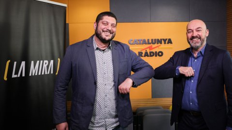 Signatura de Joan Camp, de La Mira, i el director de Catalunya Ràdio, Saül Gordillo, de l’acord per impulsar els Premis Sonor, els primers premis de podcast en català que tindran la seva gala aquesta primavera. Barcelona. 13 de gener de 2022