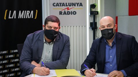 Signatura de Joan Camp, de La Mira, i el director de Catalunya Ràdio, Saül Gordillo, de l’acord per impulsar els Premis Sonor, els primers premis de podcast en català que tindran la seva gala aquesta primavera. Barcelona. 13 de gener de 2022