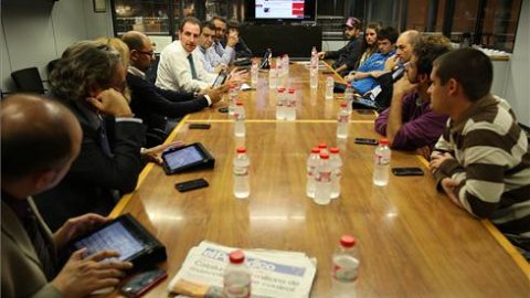El director d'El Periódico de Catalunya, Enric Hernàndez, es reuneix amb blogaires per presentar-los e-Periódico. Entre els assistents, Ernest Benach, Álvaro Martínez, Valentí Sanjuan, Joan Salicrú, Eduard Martín-Borregon, Bertran Cazorla, Nacho Corredor, Clara Chinchilla, Trina Milan, Josep Maria Ganyet, Cristina Ribas, Marc Roca, Dídac Boza, Joan Ayats, Francesc Gelabert i Saül Gordillo. Barcelona. 7 de novembre de 2011