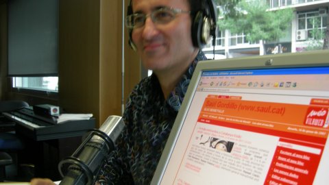 Xavier Graset convida Saül Gordillo a L'oracle de Catalunya Ràdio per parlar del seu bloc personal i fer la primera tertúlia interactiva. Durant la tertúlia amb Manuel Cuyàs, Lluís Racionero, Ramon Tremosa i Saül Gordillo es reben 19 comentaris de lectors del bloc i oients del programa que es comenten per antena. Barcelona. 16 de gener de 2007