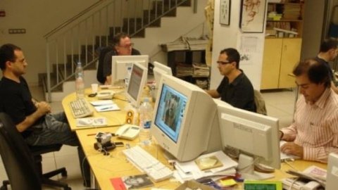 A la redacció de Vilaweb, una nit electoral, amb els blocaires Xavier Mir, Pere Meroño, Marc Roca i Saül Gordillo, d'esquerra a dreta. Barcelona. 25 de juny de 2008