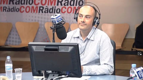 Programa de ràdio País en xarxa a COM Ràdio i les emissores públiques consorciades, dedicat a Internet i les xarxes socials, amb la direcció i presentació de Saül Gordillo i col·laboració de Quique Azcona. Barcelona. Juliol-agost de 2011 