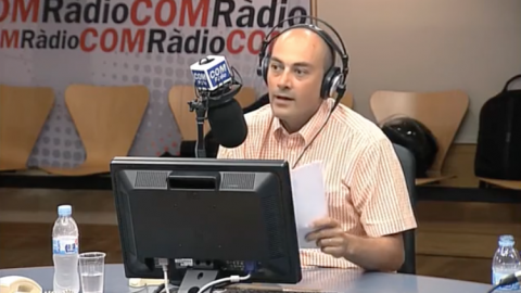 Programa de ràdio País en xarxa a COM Ràdio i les emissores públiques consorciades, dedicat a Internet i les xarxes socials, amb la direcció i presentació de Saül Gordillo i col·laboració de Quique Azcona. Barcelona. Juliol-agost de 2011 