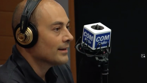 Programa de ràdio País en xarxa a COM Ràdio i les emissores públiques consorciades, dedicat a Internet i les xarxes socials, amb la direcció i presentació de Saül Gordillo i col·laboració de Quique Azcona. Barcelona. Juliol-agost de 2011 