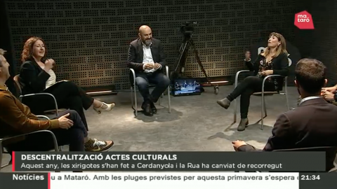 Debat a 'Mataró al dia' de Televisió Mataró, amb els periodistes Núria de José i Saül Gordillo, l’antropòloga Bea Ballestín, l’empresari tèxtil Xevi Galceran i el consultor polític David Mejía. Mataró. 2 de març de 2022