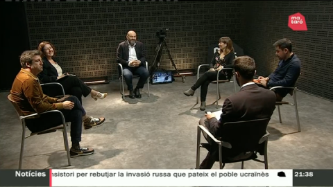 Debat a 'Mataró al dia' de Televisió Mataró, amb els periodistes Núria de José i Saül Gordillo, l’antropòloga Bea Ballestín, l’empresari tèxtil Xevi Galceran i el consultor polític David Mejía. Mataró. 2 de març de 2022
