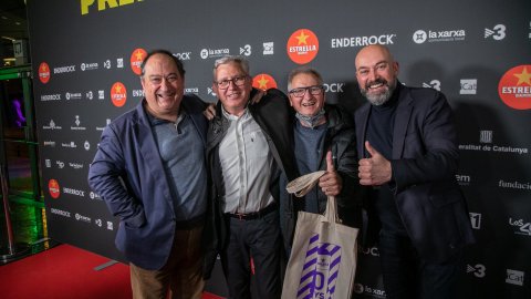 Premis Enderrock. Gala de lliurament dels Premis Enderrock 2022. Photocall amb Pere Garriga, alcalde d'Arbúcies; Quim Lladó, de Protocol de la Generalitat; Joan Carles Codolà, director de Llumiguia i Cassà Digital; i Lluís Gendrau, director d'Enderrock. El director de Catalunya Ràdio i dels Mitjans Digitals de la CCMA, Saül Gordillo, entrega el premi d’honor d’Enderrock a Falsterbo, grup de folk-rock-country català que va començar a actuar el 1967. Auditori de Girona. 3 de març de 2022
