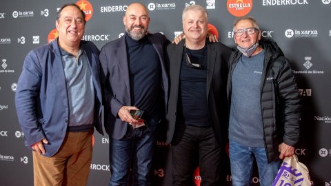 Premis Enderrock. Gala de lliurament dels Premis Enderrock 2022. Photocall amb Pere Garriga, alcalde d'Arbúcies; Quim Lladó, de Protocol de la Generalitat; Joan Carles Codolà, director de Llumiguia i Cassà Digital; i Lluís Gendrau, director d'Enderrock. El director de Catalunya Ràdio i dels Mitjans Digitals de la CCMA, Saül Gordillo, entrega el premi d’honor d’Enderrock a Falsterbo, grup de folk-rock-country català que va començar a actuar el 1967. Auditori de Girona. 3 de març de 2022